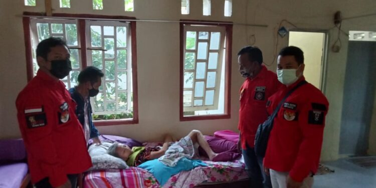 Jelang Buka Puasa, Pemuda Batak Bersatu DPC Lingga Bagi-Bagi Masker Dan Takjil