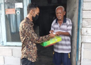 Peduli Sesama, Kantor Hukum Angga P Siagian SH. MH & Rekan Berbagi Paket Kue Lebaran Dan Sarung