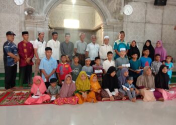 Di Penghujung Ramadhan, Penyuluh Agama Islam Dan Pemerintah Desa Pulau Baguk Santuni Anak Yatim