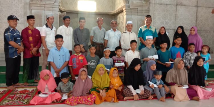 Di Penghujung Ramadhan, Penyuluh Agama Islam Dan Pemerintah Desa Pulau Baguk Santuni Anak Yatim