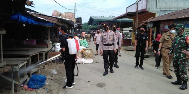 Jelang Idul Fitri PPKM Covid-19 Desa Pulau Rakyat Pekan Semprot Disinfektan Pasar Pagi