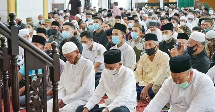 Bupati Asahan Dan Keluarga Sholat Idul Fitri 1442 H di Masjid Agung H. Achmad Bakrie Kisaran