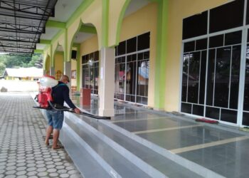 Kompak, Perangkat Desa Dan Pemuda Bersama Tim Gugus Lakukan Disinfektan Kampung Ambat