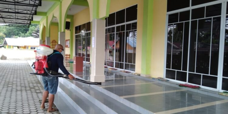 Kompak, Perangkat Desa Dan Pemuda Bersama Tim Gugus Lakukan Disinfektan Kampung Ambat