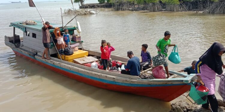 Sandar Di Pantai PT Grace Marine, 16 Penumpang  Pompong Diserahkan Ke Tim Gugus