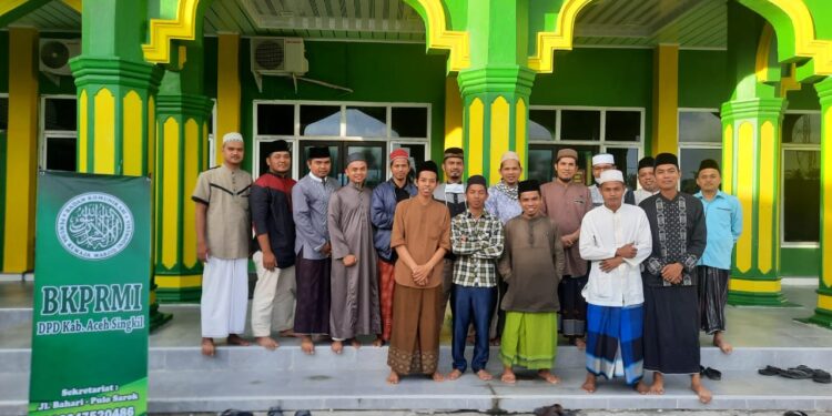 Ust. Yasirli Mantan Pengurus BKPRMI Kota Banda Aceh isi Tausiah Syafari Shubuh Di Mesjid Taqwa Pasar Singkil