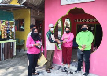 Perangkat Desa Pangke Barat Bagikan 4.150 Masker Kepada Masyarakat Pangke Barat