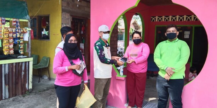 Perangkat Desa Pangke Barat Bagikan 4.150 Masker Kepada Masyarakat Pangke Barat