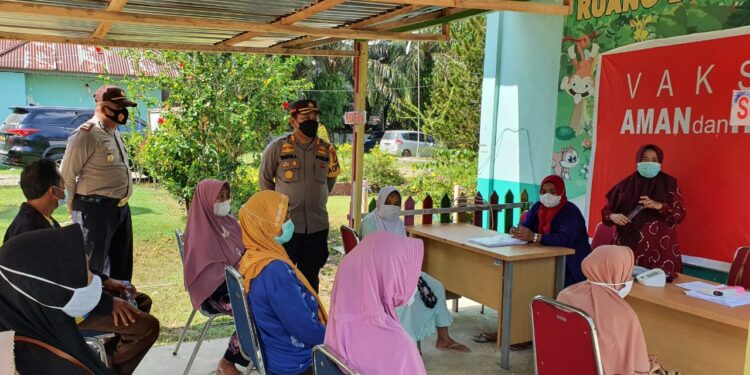 Kapolres Nurhidayat Apresiasi Nenek Lansia Antusias Ikuti Vaksinasi