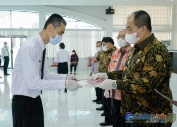 Wabub Asahan Serahkan Petikan SK Bupati Asahan Tentang Pengangkatan PPPK