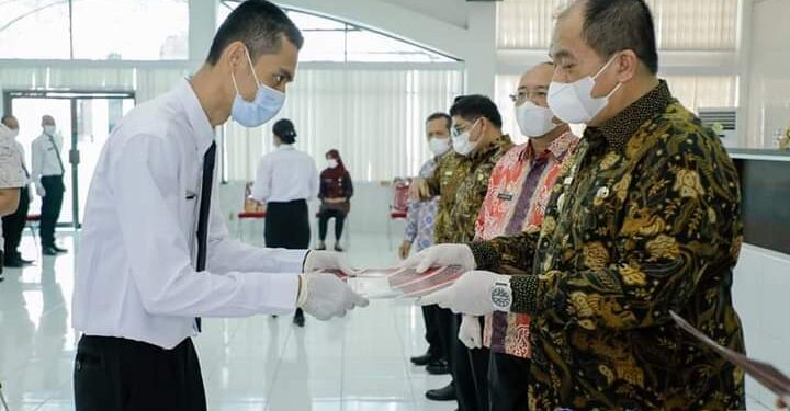 Wabub Asahan Serahkan Petikan SK Bupati Asahan Tentang Pengangkatan PPPK