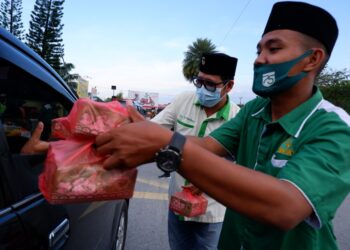 Indahnya Kebersamaan, Pemuda Katolik Gandeng Banser NU Bagikan Takjil Dan Masker