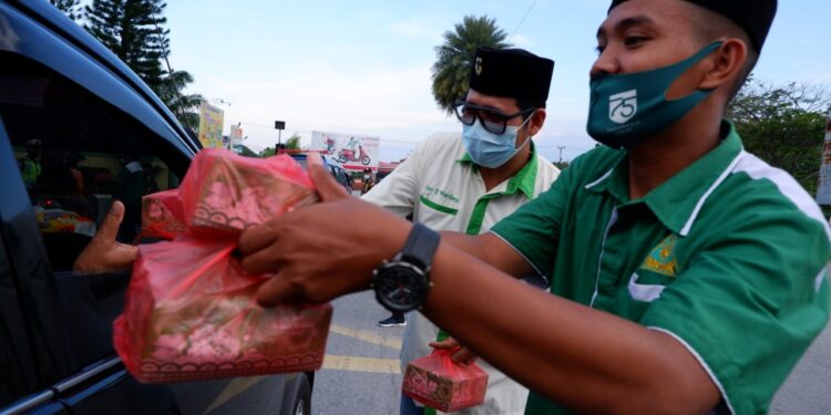Indahnya Kebersamaan, Pemuda Katolik Gandeng Banser NU Bagikan Takjil Dan Masker