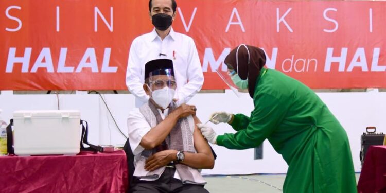 Tinjau Vaksinasi Massal, Presiden: Kita Akan Kirimkan Vaksin Lebih Banyak Ke Riau