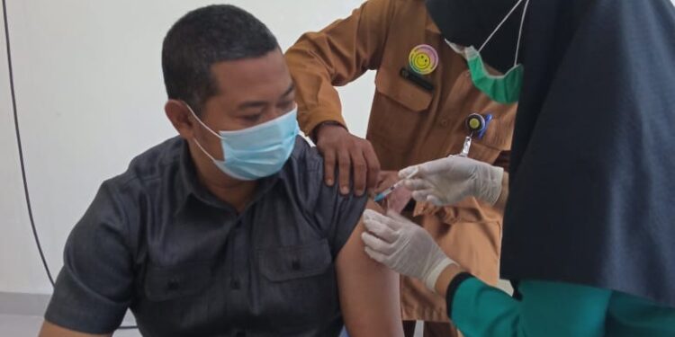 Anggota DPRD Kabupaten Karimun Jalani Vaksin