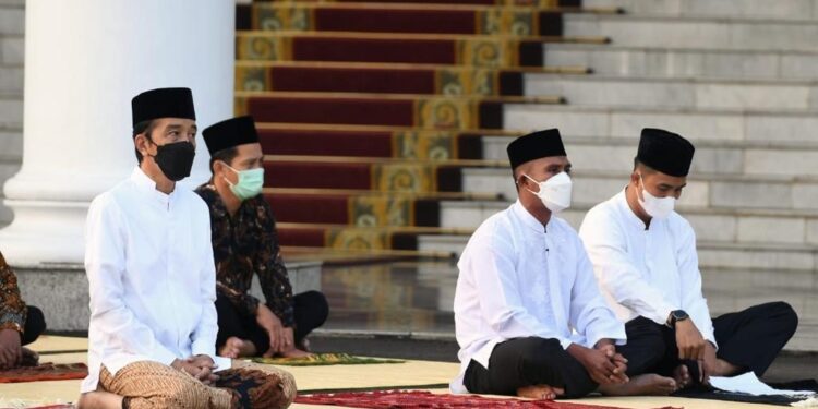 Joko Widodo Bersama Istri Sholat Idulfitri 1442 H Di Istana Bogor