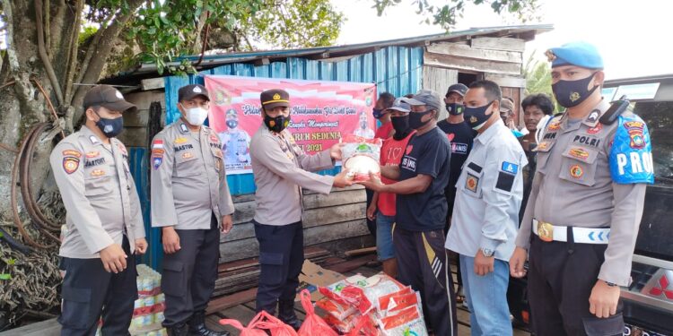 May Day, Polsek Daik Lingga Beri Bantuan Sembako ke Buruh