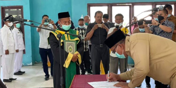 KUA Singkil Menjadi Pengukuh Sumpah Pelantikan Pejabat Kepala Kampung Se-Aceh Singkil