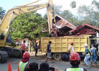 Diduga Rem Blong, Dump Truk Bermuatan Sirtu Seruduk Rumah Warga