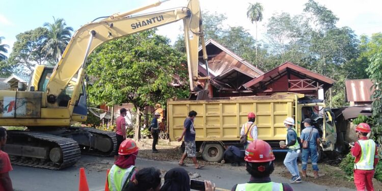 Diduga Rem Blong, Dump Truk Bermuatan Sirtu Seruduk Rumah Warga
