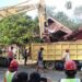 Diduga Rem Blong, Dump Truk Bermuatan Sirtu Seruduk Rumah Warga