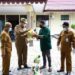 Wakil Bupati Karimun bagikan 196 Paket Sembako Kepada Keluarga Yang Terkena Virus Covid-19 Sepulau Kundur