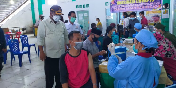 Pastikan Berjalan Baik, Bupati Karimun Pantau Vaksinasi