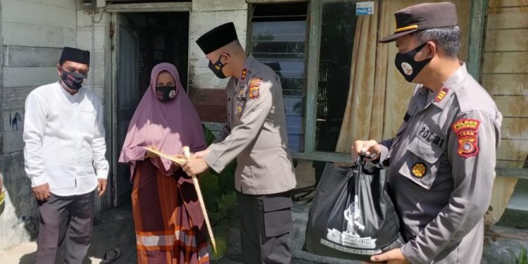 Kapolres Lhokseumawe Serahkan Bantuan Kepada Korban Bencana Alam Di Dewantara