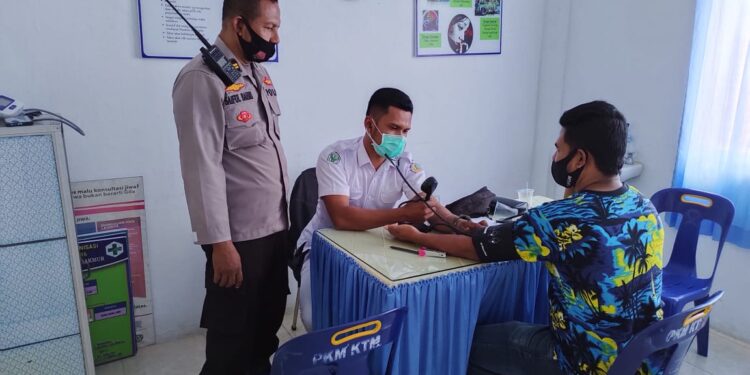 Personel Polsek Kuta Makmur Pantau Vaksinasi Massal di Puskesmas