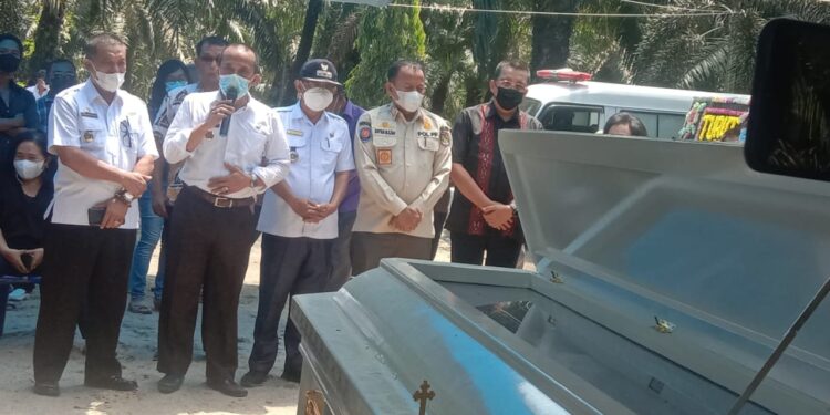 Bupati Asahan Dan Mantan Ketua MPW PP Provsu Hadiri Pemakaman James Ganda Sormin
