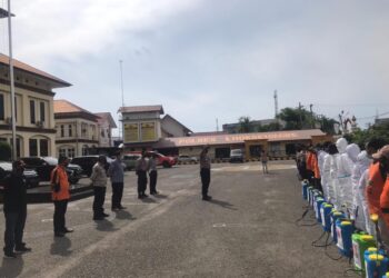 Tim Satgas Covid-19 Polres Lhokseumawe Bersama BPBD Aceh Utara Semprotkan Disinfektan di Dewantara