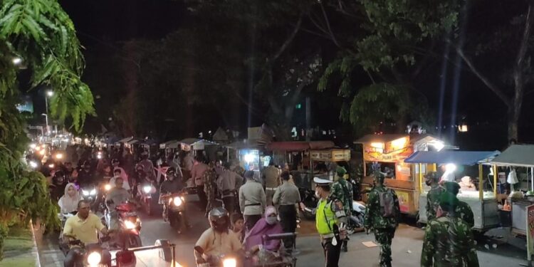 Operasi Yustisi, Polres Lhokseumawe Bersama Tim Gabungan Bubarkan Pedagang Secara Persuasif