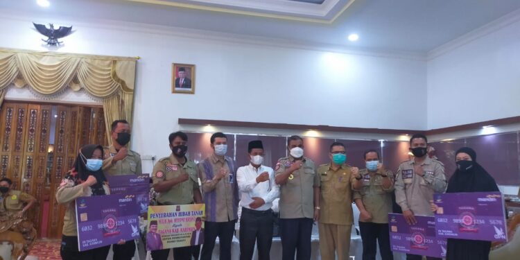 Anggota Tagana Karimun mendapatkan ATM dana tali asih Dari Kementerian Sosial