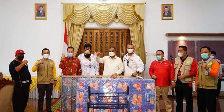 PT KSS Serahkan Bantuan 50 Set Tempat Tidur Untuk Pasien Positif Covid-19 yang dirawat di SMP 2 Binaan dan SMA 4 Binaan