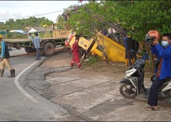 Lori Pengangkut Air di Karimun Jatuh Ke Parit