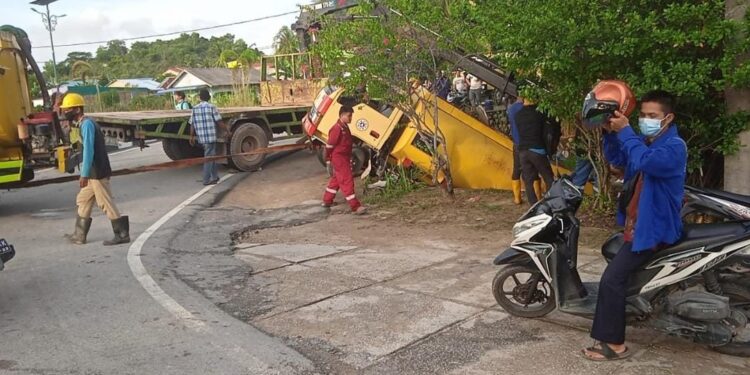 Lori Pengangkut Air di Karimun Jatuh Ke Parit