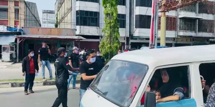 Sambil Bagikan Masker, PPMR Duri Edukasi Masyarakat Patuhi Prokes