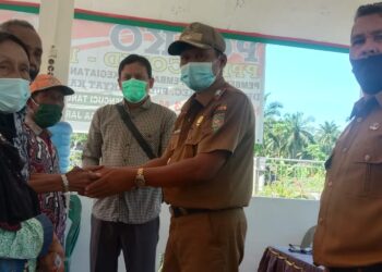 Kades Orika Serahkan BLT DD Tahap II Tahun 2021 Kepala 57 KPM