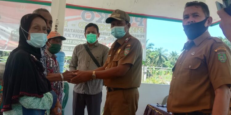 Kades Orika Serahkan BLT DD Tahap II Tahun 2021 Kepala 57 KPM