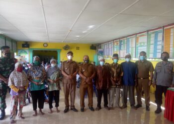 Kades Ofa Dan Camat Pulau Rakyat Serahkan BLT DD Tahap Dua Tahun 2021