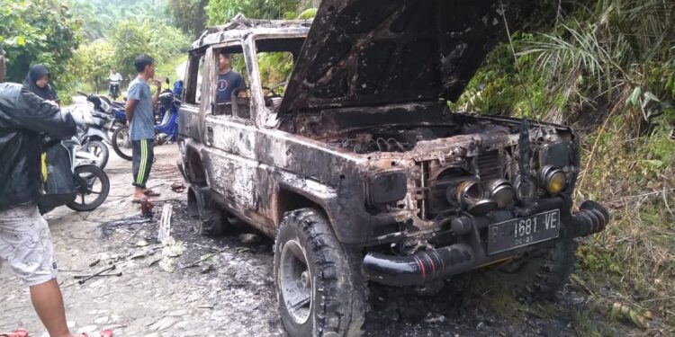 Mobil Tap Badak Ditinggalkan Pemiliknya Terbakar Di Pinggir Jalan Piasa Ulu