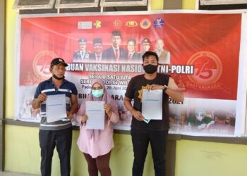 Pj Keuchik Desa Pasar Singkil Lakukan Vaksinasi Covid-19