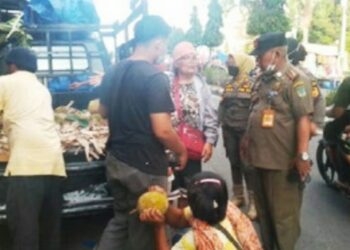 Pol-PP Lakukan Penertiban Pedagang Di Trotoar
