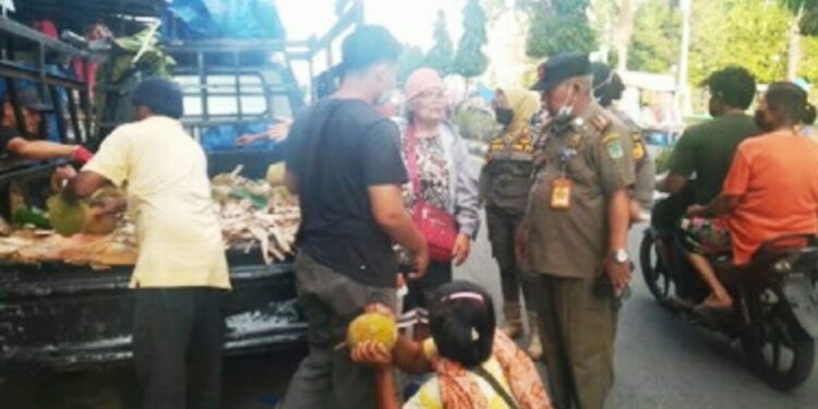 Pol-PP Lakukan Penertiban Pedagang Di Trotoar