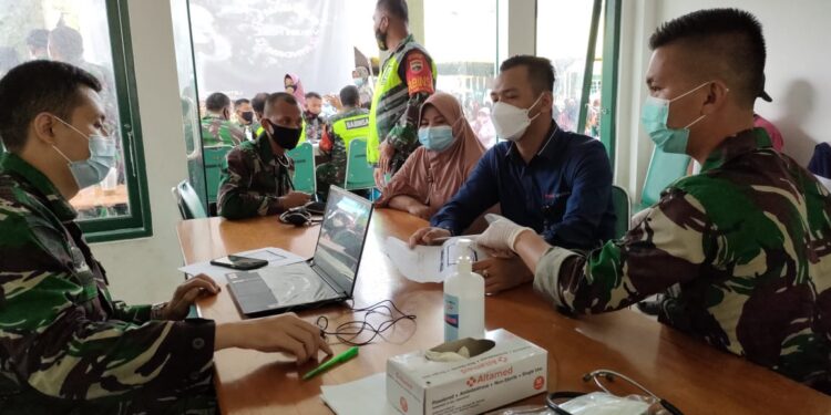 Tim Vaksinasi Mobile Kodim 0318/Natuna Terus Kebut Pelaksanaan Vaksin Di Masyarakat