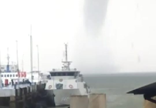 Terjadinya Waterspout Di Laut Karimun, BMKG : Jauhi Lokasinya