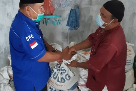 Peduli Ditengah Pandemi, Demokrat Bagikan 400 Kilogram Beras Ke Masyarakat