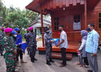 Dua Rumah Bedah TNI AL Diresmikan Brigjen TNI Marinir Suherlan Di Dabo Singkep