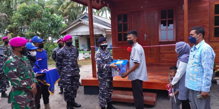 Dua Rumah Bedah TNI AL Diresmikan Brigjen TNI Marinir Suherlan Di Dabo Singkep