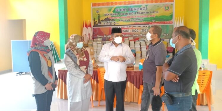 Bupati Karimun Hadiri Penyerahan 50 Kasur dan Tempat Tidur dari PT KSS dan 200 Komputer dari PT Saipem